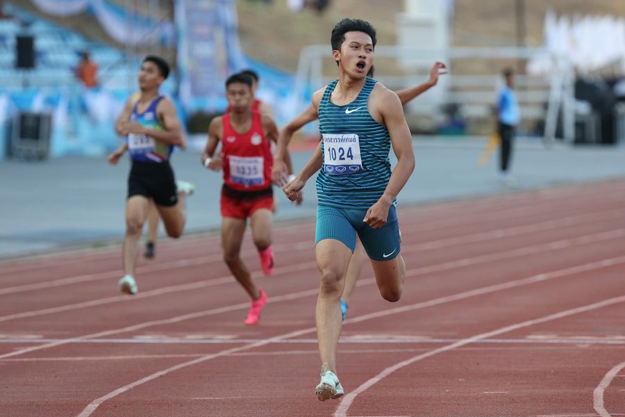 ภูริพล บุญสอน(ชุดเขียว)ลมกรดหนุ่มทีมชาติไทย จ.สมุทรปราการ เร่งสปีดหนีคู่แข่ง ก่อนทะยานเข้าเส้นชัยเป็นคนแรกด้วยเวลา 20.54 วินาที – ข่าวกีฬา